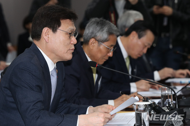 【서울=뉴시스】박미소 수습기자 = 최종구(왼쪽) 금융위원장이 25일 오전 서울 종로구 정부서울청사에서 열린 '금융혁신을 위한 금융지주 회장 간담회'에서 모두발언을 하고 있다. 이날 열린 간담회에서는 디지털 금융 혁신 방안과 금융권 핀테크 활성화 추진 방안을 논의할 예정이다. 간담회 직후 금융위는 ‘금융 결제 인프라 혁신 방안’을 발표한다. 2019.02.25. misocamera@newsis.com