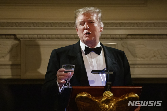 【워싱턴=AP/뉴시스】도널드 트럼프 미국 대통령이 24일(현지시간) 백악관에서 열린 전미주지사협회 연회에서 건배사를 하고 있다. 2019.02.25
