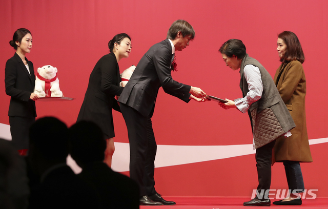 【서울=뉴시스】최진석 기자 = 홍명보 대한축구협회 전무이사가 25일 서울 중구 웨스틴 조선호텔에서 열린 '제24회 코카콜라 체육대상' 시상식에서 고 이민혜 사이클선수의 가족에게 특별상을 시상하고 있다. 2019.02.25. myjs@newsis.com