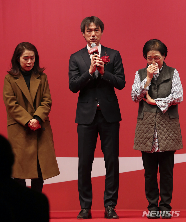 【서울=뉴시스】최진석 기자 = 홍명보(가운데) 대한축구협회 전무이사가 25일 서울 중구 웨스틴 조선호텔에서 열린 '제24회 코카콜라 체육대상' 시상식에서 고 이민혜 사이클선수의 가족에게 특별상을 시상 뒤 발언을 하고 있다. 2019.02.25. myjs@newsis.com