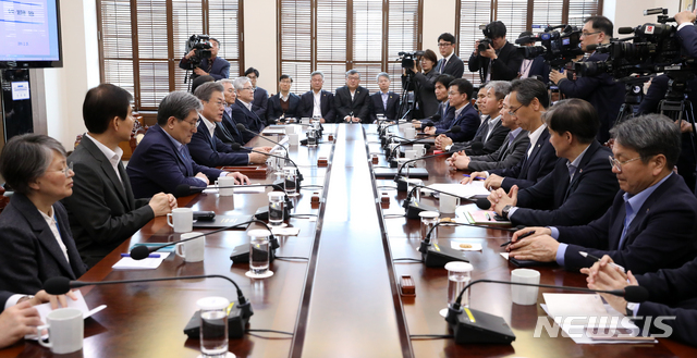【서울=뉴시스】전신 기자 = 지난달 25일 문재인 대통령이 주재한 수석비서관·보좌관 회의에 참석한 참모들의 모습. (사진=뉴시스DB). 2019.02.25.