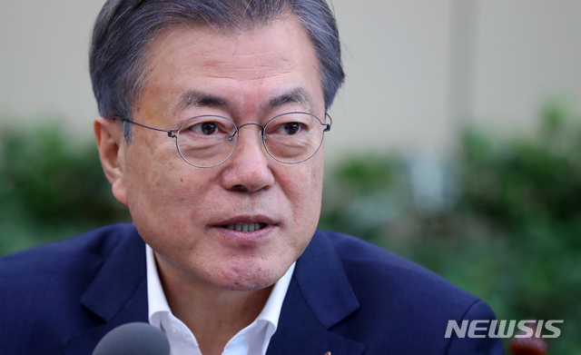 【서울=뉴시스】전신 기자 = 문재인 대통령이 25일 청와대 여민관에서 열린 수석보좌관회의에서 모두발언하고 있다. 2019.02.25.&nbsp; photo1006@newsis.com