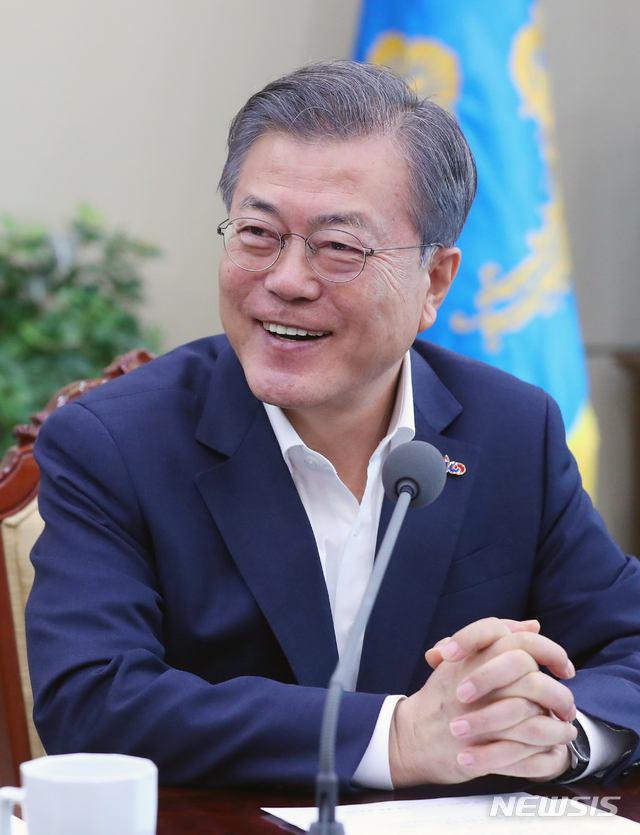 【서울=뉴시스】전신 기자 = 문재인 대통령이 25일 청와대 여민관에서 열린 수석보좌관회의에서 모두발언을 마친 후 밝게 웃고 있다. 2019.02.25.&nbsp; photo1006@newsis.com