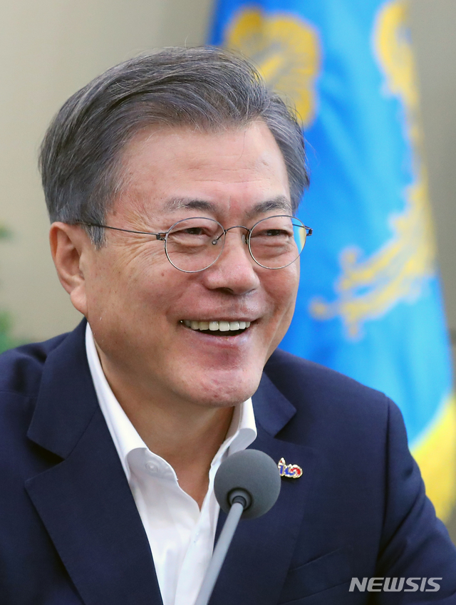 【서울=뉴시스】전신 기자 = 문재인 대통령이 25일 청와대 여민관에서 열린 수석보좌관회의에서 모두발언을 마친 후 밝게 웃고 있다. 2019.02.25. photo1006@newsis.com