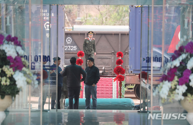 【랑선(베트남)=뉴시스】고승민 기자 = 제2차 북미정상회담을 이틀 앞둔 25일 베트남 랑선성 동당역 승강장에 김정은 북한 국무위원장이 열차에서 내려 딛을 발판이 설치돼 있다. 2019.02.25.kkssmm99@newsis.com