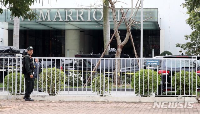 【하노이(베트남)=뉴시스】 김지현 기자 = 25일 오후(현지시각) 북미 정상회담 기간 도널드 트럼프 미국 대통령의 숙소로 거론되는 베트남 하노이 JW메리어트 호텔 앞에서 경찰이 경비를 서고 있다. 2019.02.25.  amin2@newsis.com 