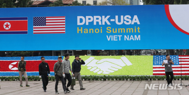 【하노이(베트남)=뉴시스】 북미정상회담을 이틀 앞둔 25일 오후(현지시각) 하노이 베트남-소련 우정노동문화궁전 '국제미디어센터(IMC)' 앞에 꽃으로 만든 인공기와 성조기, 정상회담 로고가 설치되어 있다.  IMC는 정상회담 하루 전인 26일부터 3월1일까지 운영된다. 2019.02.25.   amin2@newsis.com 