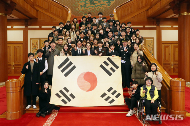 【서울=뉴시스】박진희 기자 = 문재인 대통령 부인 김정숙 여사가 25일 청와대 본관에서 열린 독립유공자 후손 초정 간담회에를 마친 후 대한민국임시의정원 태극기를 들고 기념촬영을 하고 있다. 2019.02.25.&nbsp; pak7130@newsis.com