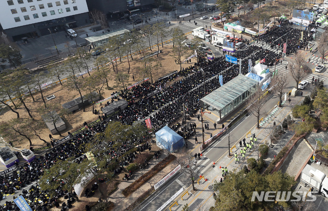 【서울=뉴시스】이윤청 수습기자 = 25일 오후 서울 여의도 국회 앞에서 한국유치원총연합회 주최 '유아교육 사망선고 교육부 시행령 반대 총궐기대회'가 열리고 있다. 2019.02.25. radiohead@newsis.com