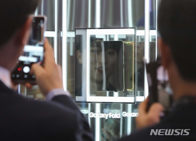 【바르셀로나(스페인)=뉴시스】사진공동취재단 = 세계 최대 모바일 박람회 'MWC19' 개막일인 25일(현지시간) 스페인 바르셀로나 피아그란비아 전시관 삼성전자 부스에 '갤럭시 폴드(Galaxy Fold)'가 전시되어 있다. 2019.02.25.&nbsp; photo@newsis.com
