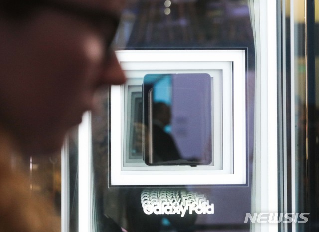 【바르셀로나(스페인)=뉴시스】사진공동취재단 = 세계 최대 모바일 박람회 'MWC19' 개막일인 25일(현지시간) 스페인 바르셀로나 피아그란비아 전시관 삼성전자 부스에 '갤럭시 폴드(Galaxy Fold)'가 전시되어 있다. 2019.02.25. photo@newsis.com