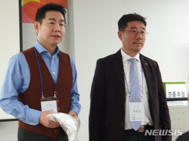 【서울=뉴시스】25일 서울 동숭동 상명예술디자인센터에서 열린 2019 한국사진학회 동계학술대회 및 정기총회에서 양종훈 학회장과 '다큐멘터리사진에서 푼크툼 스투디움 연구'을 주제로 초청강연을 한 사진가 겸 배우 박상원 서울예술대학교 교수(학회 부회장.왼쪽)이 질의 응답을 하고 있다. 2019.02.25. (사진=한국사진학회 제공) chocrystal@newsis.com