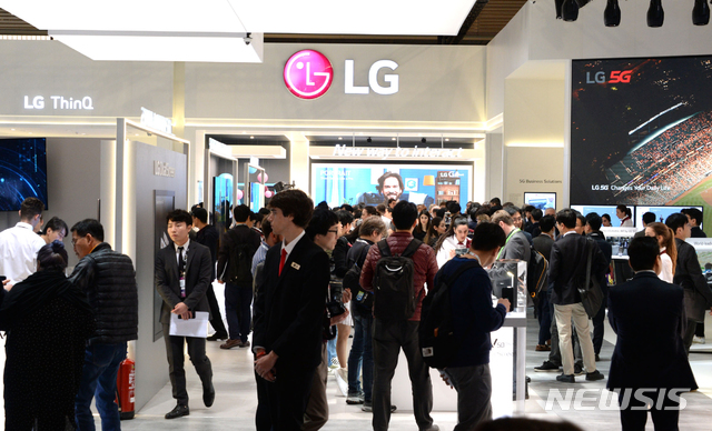 【바르셀로나(스페인)=뉴시스】김병문 수습기자 = 25일(현지시간) 스페인 바르셀로나 피아그란비아에서 열린 MWC19(모바일 월드 콩그레스) 전시장을 찾은 관람객들이 LG전자 부스를 둘러보고 있다. 2019.02.25. (사진=LG전자 제공) photo@newsis.com