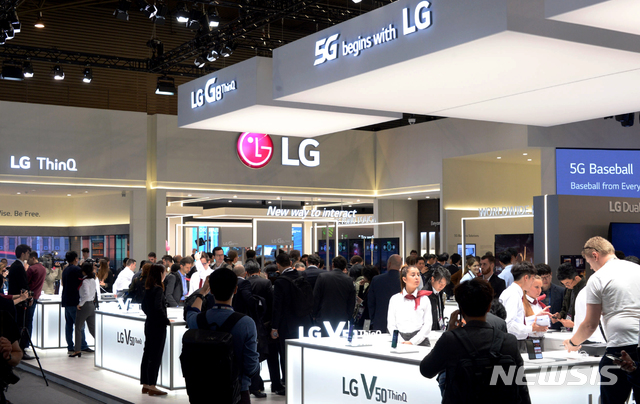 【바르셀로나(스페인)=뉴시스】김병문 수습기자 = 25일(현지시간) 스페인 바르셀로나 피아그란비아에서 열린 MWC19(모바일 월드 콩그레스) 전시장을 찾은 관람객들이 LG전자 부스를 둘러보고 있다. 2019.02.25. (사진=LG전자 제공)&nbsp; photo@newsis.com