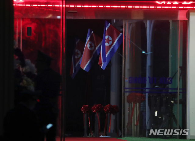 【랑선(베트남)=뉴시스】고승민 기자 = 제2차 북미정상회담을 이틀 앞둔 25일 김정은 북한 국무위원장이 열차를 타고 도착할 베트남 랑선성 동당역에서 인공기가 게양돼 있다. 2019.02.25. kkssmm99@newsis.com