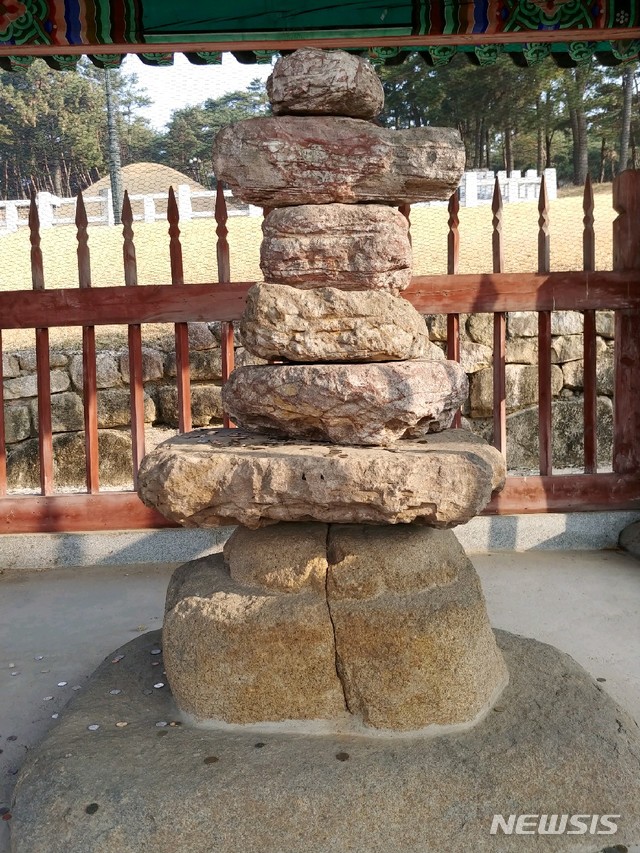 【김해=뉴시스】김상우 기자 = 인도 나렌드라 모디 총리가 ‘석가모니 보리수’를 김해시에 기증하자 26일 가야 불교전래에 관심이 쏠리고 있다. 사진은 김해시 구산동 허왕후 릉에 있는 서기 48년 인도 공주 허황옥이 싣고 왔다는 불탑인 파사석탑. 2019.02.26&nbsp;&nbsp;&nbsp; woo@newsis.com&nbsp; 