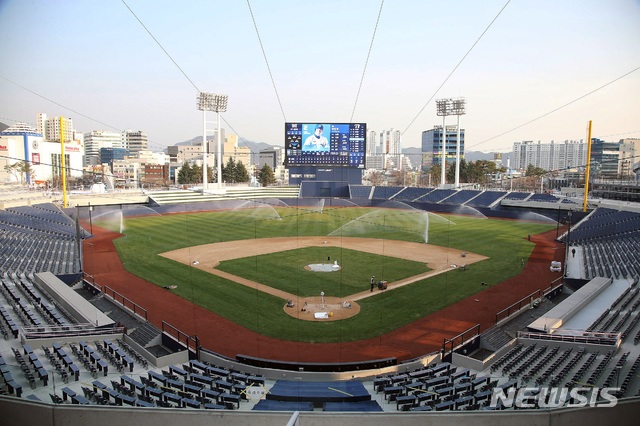 【창원=뉴시스】강경국 기자 = 경남 창원시 새 야구장인 창원NC파크 마산구장 준공 이틀을 앞두고 야구장 시설물 점검이 한창이다. 2019.02.26. (사진=창원시청 제공)photo@newsis.com