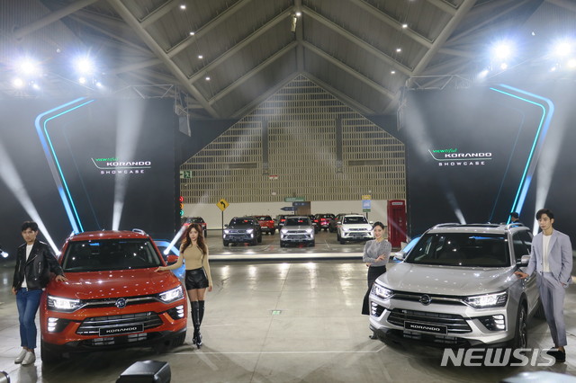 【인천=뉴시스】 김민수 기자 = 26일 오전 인천 송도컨벤시아에서 쌍용자동차가 신형 란도(KORANDO)를 발표한 가운데 모델들이 포즈를 취하고 있다. 2019.02.26. kms0207@newsis.com