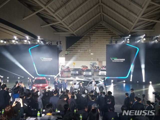 【서울=뉴시스】 박민기 기자 = 최종식 쌍용자동차 대표이사 사장이 26일 오전 인천 송도컨벤시아에서 열린 '뷰티풀 코란도 출시 행사'에 참석해 코란도 앞에서 포즈를 취하고 있다. (2019.02.26) minki@newsis.com