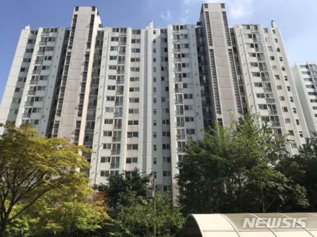 【서울=뉴시스】김가윤 기자 = 서울 강서구 등촌동 715 등촌동아이파크 108동 4층 401호가 경매에 나왔다. 2004년 1월 준공한 25개동 1363가구 단지로 해당 물건은 18층 건물 중 4층이다. 전용면적은 134.9㎡, 방 4개, 욕실 2개, 계단식 구조다. 2019.02.27 (제공=지지옥션)&nbsp; yoon@newsis.com