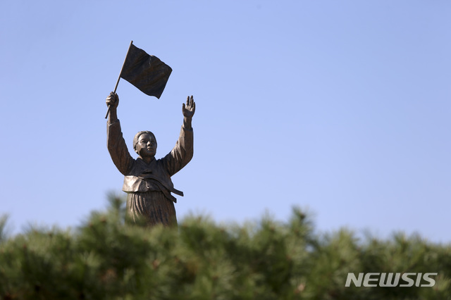 【천안=뉴시스】이종익 기자 = 정부는 26일 오전 백범기념관에서 문재인 대통령 주재로 열린 국무회의에서 유관순 열사에게 건국훈장 대한민국장을 추가로 서훈하기로 의결했다.&nbsp; 이날 유 열사의 고향인 충남 천안시 동남구 병천면의 기념관에 설치된 유 열사의 동상이 파란 하늘에 대한독립 만세를 외치고 있다. 2019.02.26.007news@newsis.com