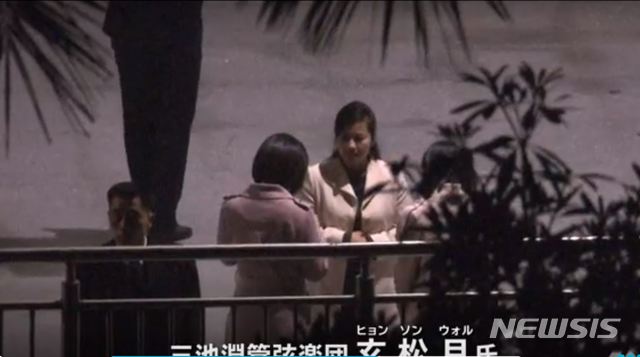 【하노이(베트남)=뉴시스】김지훈 기자 = 김정은 북한 국무위원장 전용열차가 26일 오전 베트남 랑선성 동당역에 도착하기에 앞서 중국 난닝역에 잠시 멈춰선 가운데 현송월 삼지연관현악단 단장의 모습도 포착됐다. (사진 = 일본 TBS 캡쳐) 2019.02.26.  