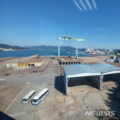 【통영=뉴시스】신정철 기자 =&nbsp; 경남 통영시와 토지주택공사(LH)가 통영시 도남동 구 신아sb조선소 일대 51만㎡(15만평)에 추진중인 도시재생사업이 사업규모와 사업비가 출어들고, 사업기간이 길어 고용 및 산업위기대응지역에 신속히 대응하지 못하고 있다는 지적이 일고 있다. 사진은 창업지원센터로 활용될 조선소 본관에서 내려다 본 폐조선소 야드 전경이다.2019.02.26.&nbsp;&nbsp;&nbsp;&nbsp; sin@newsis.com