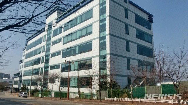 【통영=뉴시스】신정철 기자 = 경남 통영시와 토지주택공사(LH)가 추진중인 통영 폐조선소 도시재생사업의 첫 사업인 ‘통영 리스타트 플랫폼’이 지난 1월 14일 착공됐다. 26일 건물 리모텔링이 진행중인 구 신아sb본관 건물 모습이다. 2019.02.26. sin@newsis.com