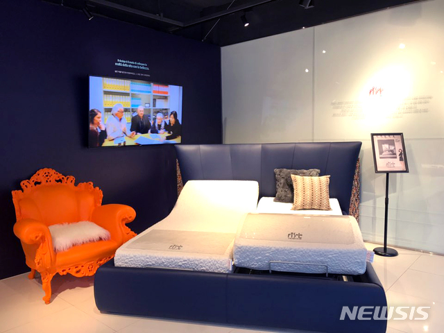 【서울=뉴시스】피졸로 모션 베드(잉크 네이비·더블 킹)