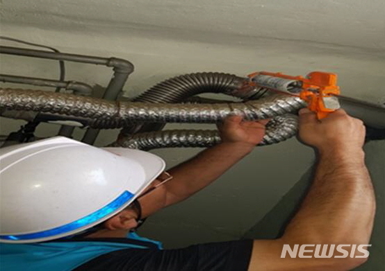 【서울=뉴시스】 서울시, 재난취약가구 보일러 연통 정비. 2019.02.26. (사진= 서울시 제공)