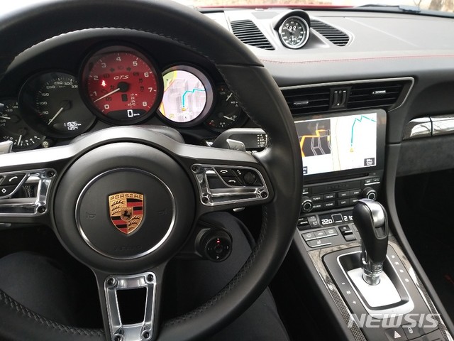 [시승기]제로백3.6초, 멈추지 않는 질주본능...포르쉐'911카레라'