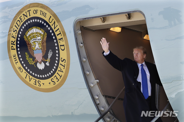  【워싱턴=AP/뉴시스】도널드 트럼프 대통령이 25일(현지시간) 제2차 북미정상회담 장소인 베트남 하노이로 떠나기 위해 워싱턴 DC 인근 미 메릴랜드주 앤드류스 공군기지에서 전용기에 올라 인사하고 있다.&nbsp; 트럼프 대통령은 출국에 앞서 자신의 트위터에 "김정은과의 아주 중요한 회담을 위해 베트남으로 간다"며 "완전한 비핵화로 북한은 급속히 경제 강국이 될 것"이라는 글을 남긴 바 있다. 2019.02.26. 