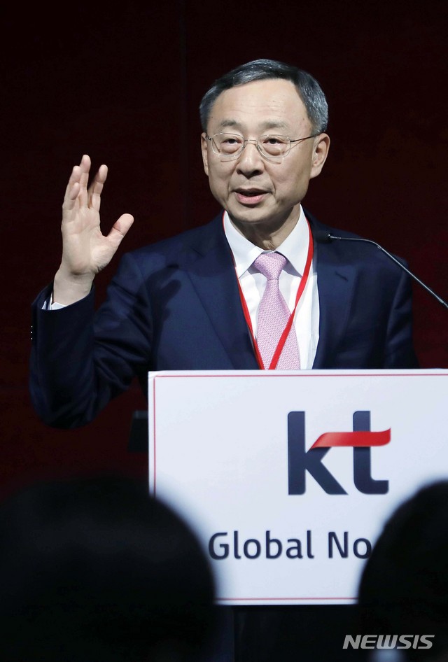 【바르셀로나(스페인)=뉴시스】최동준 기자 = 황창규 KT 회장이 지난달 25일(현지시각) 스페인 바르셀로나 헤스페리아 호텔에서 열린 MWC19 기자간담회에서 취재진 질문에 답변하고 있다. 2019.02.26. photocdj@newsis.com