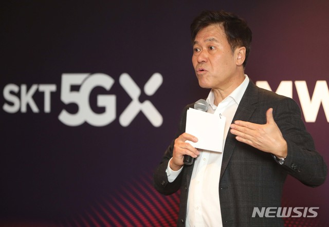 【바르셀로나(스페인)=뉴시스】사진공동취재단 = 박정호 SK텔레콤 사장이 25일(현지시간) 스페인 바르셀로나 미라마르 호텔에서 열린 MWC19 기자간담회에서 5G 비전을 설명하고 있다. 2019.02.26. photo@newsis.com