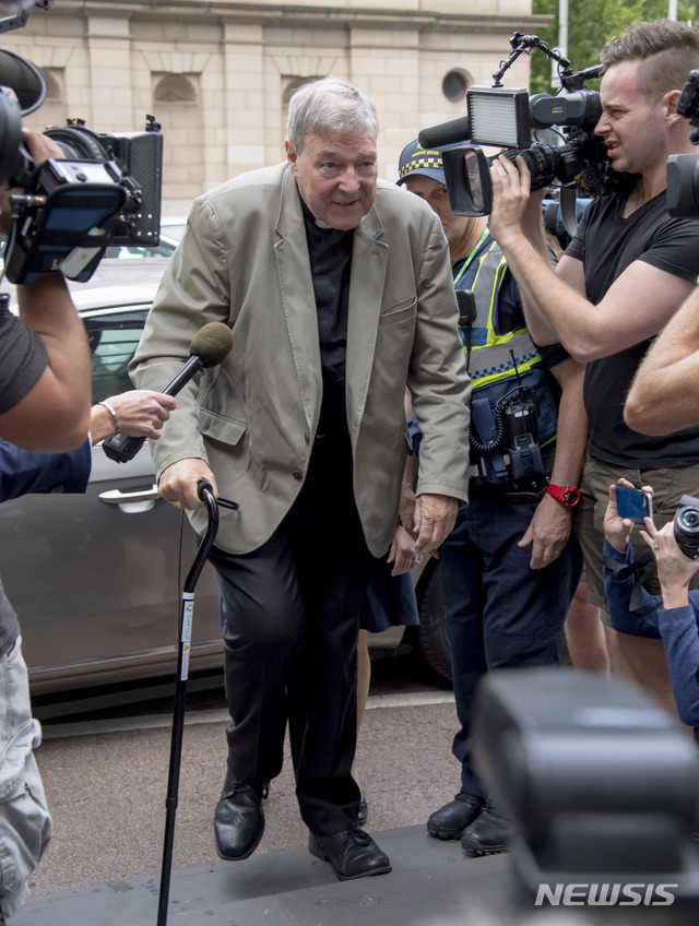 교황, 측근 펠 추기경 성학대 유죄평결에 '타격' 불가피 