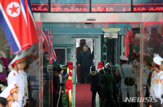 【랑선(베트남)=뉴시스】고승민 기자 = 2019년 2월26일 제2차 북미정상회담 일정을 하루 앞두고 김정은 북한 국무위원장이 특별열차를 타고 베트남 랑선성 동당역에 도착한 모습. 2025.08.31. kkssmm99@newsis.com