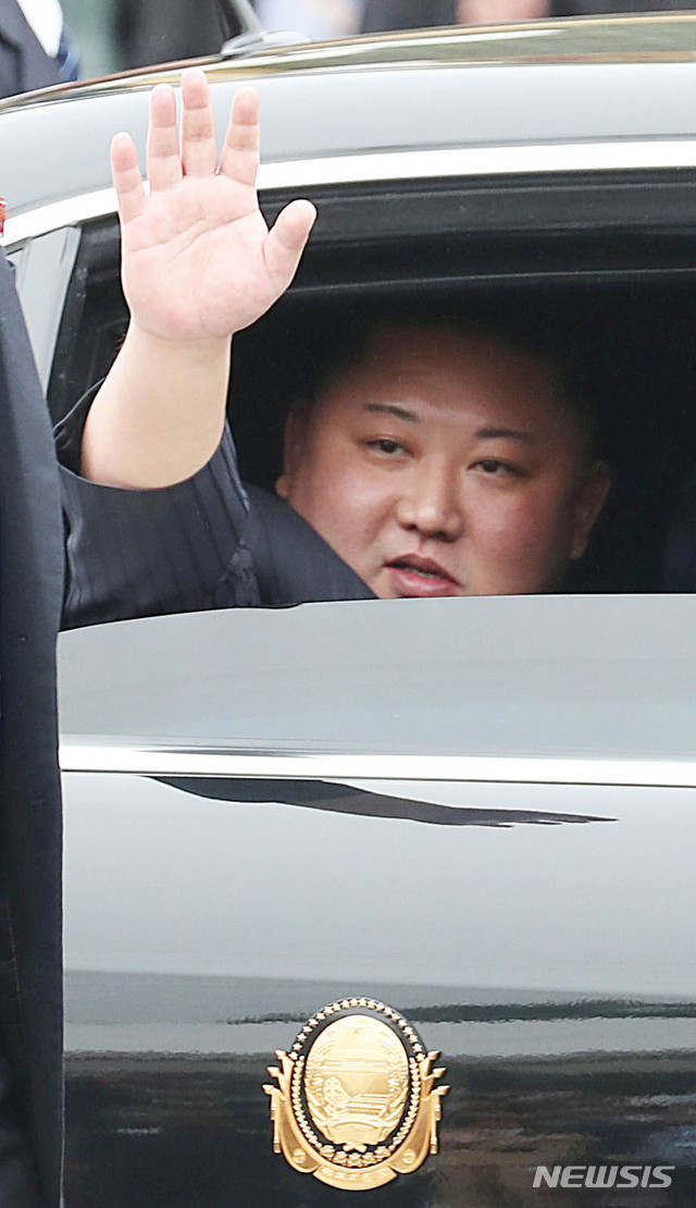 【랑선(베트남)=뉴시스】고승민 기자 = 제2차 북미정상회담 일정을 하루 앞둔 26일 김정은 북한 국무위원장이 특별열차를 타고 베트남 랑선성 동당역에 도착, 차량에 탑승한 뒤 손을 흔들어 인사하고 있다. 2019.02.26. kkssmm99@newsis.com