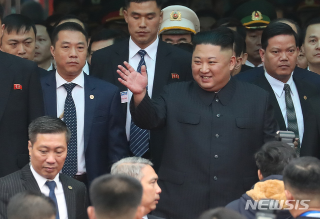 【랑선(베트남)=뉴시스】고승민 기자 = 제2차 북미정상회담 일정을 하루 앞둔 26일 김정은 북한 국무위원장이 특별열차를 타고 베트남 랑선성 동당역에 도착, 손을 흔들어 인사하고 있다. 2019.02.26. kkssmm99@newsis.com