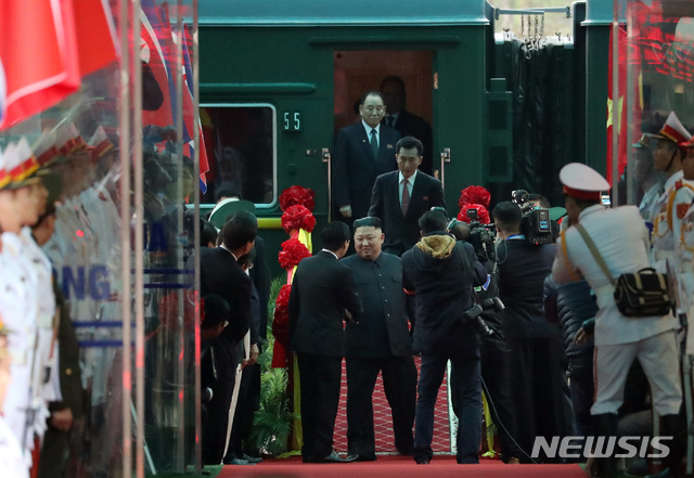 【랑선(베트남)=뉴시스】고승민 기자 = 제2차 북미정상회담 일정을 하루 앞둔 26일 김정은 북한 국무위원장이 특별열차를 타고 베트남 랑선성 동당역에 도착, 관계자들과 인사하고 있다. 2019.02.26. kkssmm99@newsis.com 