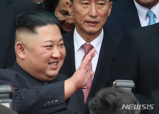 【랑선(베트남)=뉴시스】고승민 기자 = 제2차 북미정상회담 일정을 하루 앞둔 26일 김정은 북한 국무위원장이 특별열차를 타고 베트남 랑선성 동당역에 도착, 손을 흔들어 인사하고 있다. 2019.02.26. kkssmm99@newsis.com 
