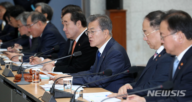 【서울=뉴시스】박진희 기자 = 문재인 대통령이 26일 서울 용산구 백범김구기념관에서 열린 국무회의를 주재하고 있다. 2019.02.26.&nbsp; pak7130@newsis.com