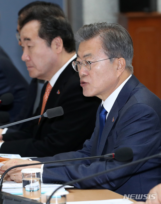 【서울=뉴시스】박진희 기자 = 문재인 대통령이 26일 서울 용산구 백범김구기념관에서 열린 국무회의를 주재하고 있다. 2019.02.26.&nbsp; pak7130@newsis.com