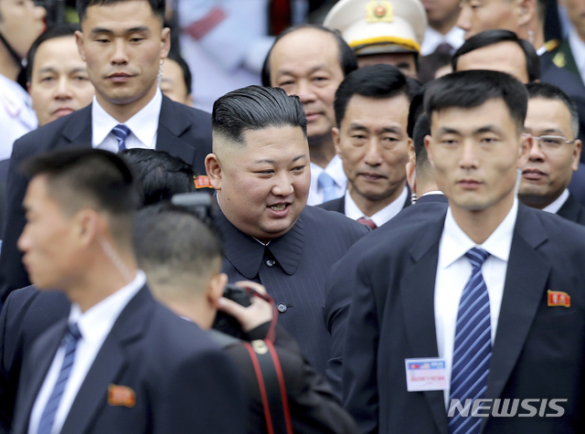 【동당(베트남)=AP/뉴시스】김정은 북한 국무위원장이 26일(현지시간) 베트남 동당 역에 도착해 수행원들과 함께 걸어 나오고 있다. 2019.02.26.