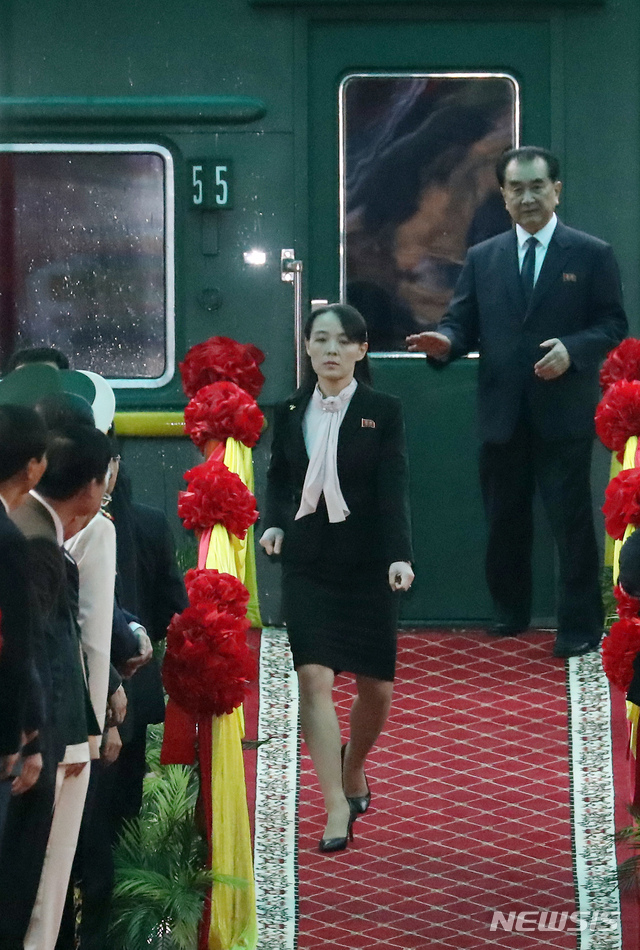 【랑선(베트남)=뉴시스】고승민 기자 = 제2차 북미정상회담 일정을 하루 앞둔 26일 김정은 북한 국무위원장이 특별열차를 타고 베트남 랑선성 동당역에 도착, 내리기에 앞서 김여정 제1부부장이 동선을 체크하고 있다. 2019.02.26.kkssmm99@newsis.com