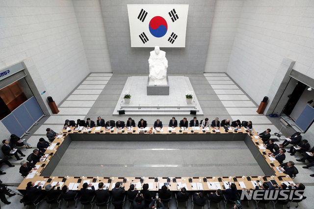 【서울=뉴시스】박진희 기자 = 문재인 대통령이 26일 서울 용산구 백범김구기념관에서 국무회의를 주재하고 있다. 2019.02.26.&nbsp; pak7130@newsis.com