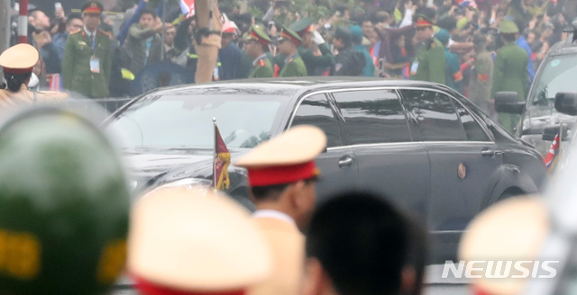 【하노이(베트남)=뉴시스】 전진환 기자 = 26일 오전(현지시각) 북미 정상회담을 위해 베트남을 방문한 김정은 북한 국무위원장이 탑승한 차량이 숙소인 하노이 멜리아 호텔 앞으로 들어오고 있다. 2019.02.26.  fine@newsis.com 
