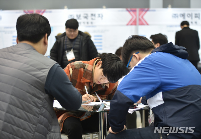 【대구=뉴시스】우종록 기자 = 26일 오전 대구 북구 산격동 엑스코에서 열린 ‘병무청과 함께 하는 대구시 현장채용박람회’에서 청년 구직자들이 이력서를 작성하고 있다.&nbsp; 이번 채용박람회는 고졸 취업 활성화를 위해 병무청과 협업하여 지역 내 구인애로 20개사의 기업이 참여, 92명을 채용한다. 2019.02.26.&nbsp; wjr@newsis.com