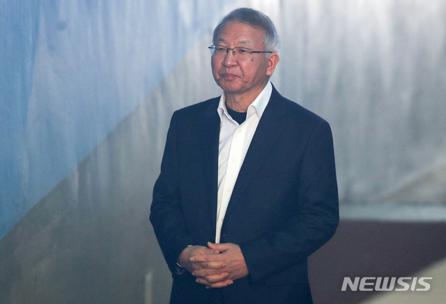 【서울=뉴시스】김선웅 기자 = 양승태 전 대법원장이 지난달 26일 오후 서울 서초구 서울중앙지법에서 열린 보석 심문기일에 출석하고 있다. 2019.02.26. mangusta@newsis.com