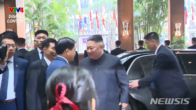 【서울=뉴시스】김정은 북한 국무위원장이 26일 숙소인 베트남 하노이 멜리아 호텔에 도착해 호텔 관계자와 대화를 나누고 있다. 2019.02.26. (사진=VTV4 페이스북)  photo@newsis.com 