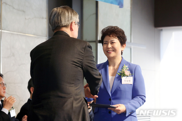 【서울=뉴시스】김병문 수습기자 = 이재갑 고용노동부 장관이 26일 오후 서울 중구 플라자호텔에서 열린 '2019 뉴시스 대한민국일자리대상 시상식'에서 이숙영 컴트리 대표에게 대한민국일자리대상 고용노동부장관상을 수여하고 있다. 2019.02.26. dadazon@newsis.com